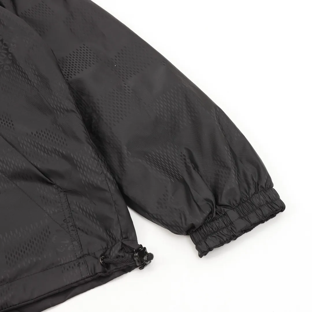 🅿️570 Louis Vuitton/Louis Vuitton Logo Reversible Jacket Jacket Reversible jacket, divided into solid color side and full logo jacquard side, the two styles can be switched at will. Needless to say the style, low-key luxury, both sides bring out the 1V classic elements, loose fit, casual and comfortable upper body. The solid color side is a soft-shell jacket style, a simple solid color style, only the chest hardware is decorated, the hardware is removable, the inside and outside hardware are all double-sided engraved, the original version is the same and can be customized and dyed. The clothes are of the same color with no color difference, and the labor cost is expensive. The lining is made of silk jacquard fabric, and the classic full-width logo jacquard process requires everything to be woven, and the process cost is extremely high. size：XS-L